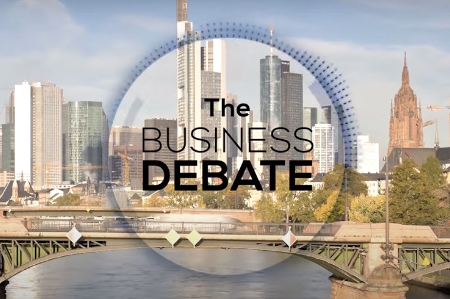 Logo des Formats The Business Debate mit Skyline im Hintergrund